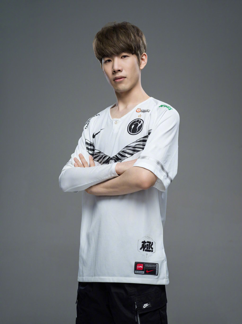 后卫在出球 后卫在出球